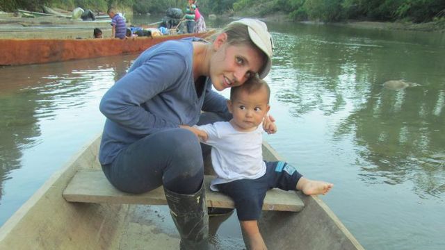 Francesca Mezzenzana junto a su bebé en una canoa sobre un río