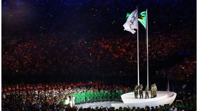 La bandera olímpica ya ondea en Río.