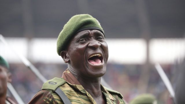 Mwanajeshi wa Zimbabwe aamrisha wanajeshi wengine wakati wakipita mbele ya rais Robert Mugabe, katika uwanja wa kitaifa wa michezo mjini Harare, siku ya Jumatano.