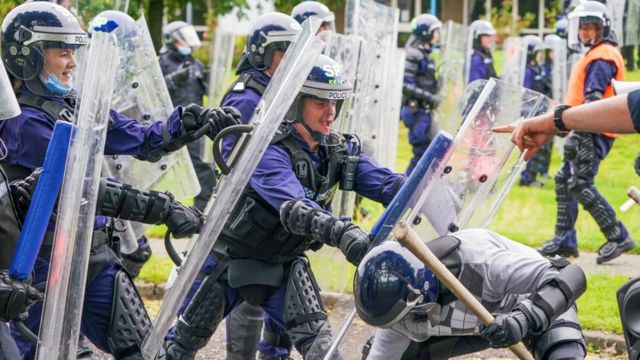 Шотландская полиция оттачивает технику общения с демонстрантами перед Cop26