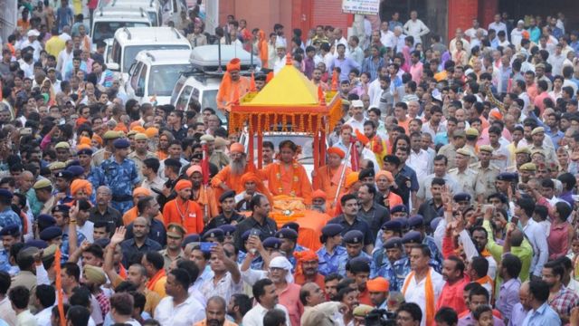 যোগী আদিত্যনাথের নেতৃত্বে গোরখপুরে দশেরার শোভাযাত্রা