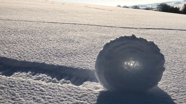 珍しい自然の雪ロール 英南西部で 雪まくり 発生 cニュース