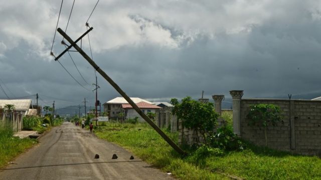 Un poste de electricidad caido en Camerún