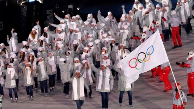 El equipo de los atletas olímpicos de Rusia durante la inauguración de los juegos de PyeonChang.