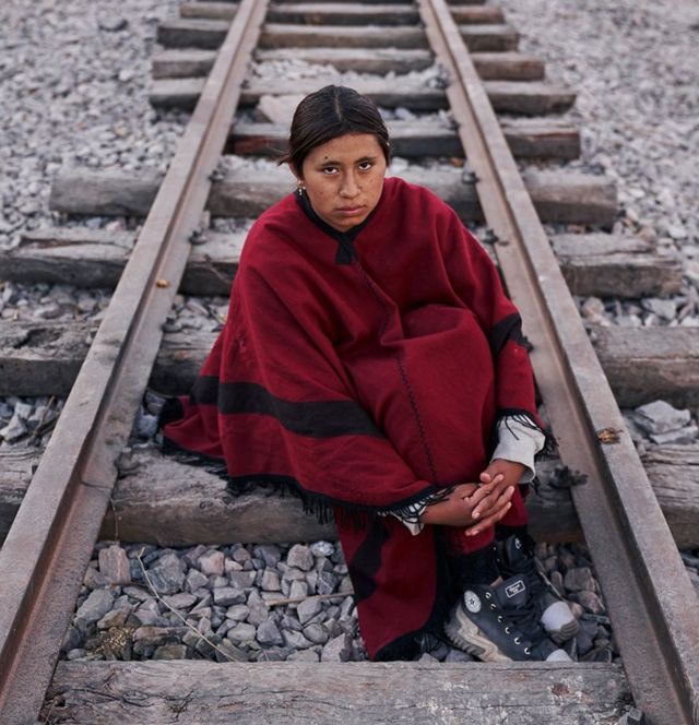  A adolescente Noelia sentada sobre trilhos de trem