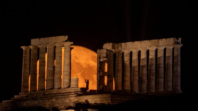 Lua cheia no templo de Poseidon, Grécia