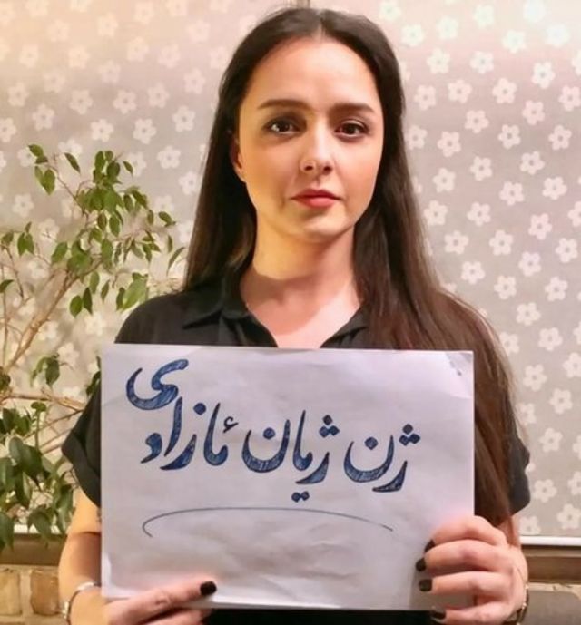 ترانه علیدوستی با انتشار این عکس از شعار «زن، زندگی، آزادی» حمایت کرد