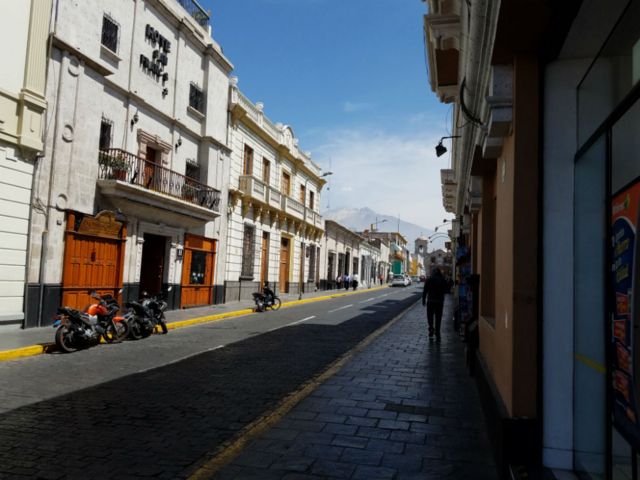 Calle de Arequipa, Perú. (Foto: Analía Llorente)