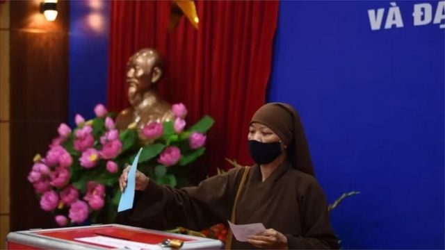 Một nữ tu bỏ phiếu ở Hà Nội vào ngày 23/5/2021, khi Việt Nam tổ chức các cuộc bỏ phiếu để bầu ra Quốc hội mới gồm 500 ghế
