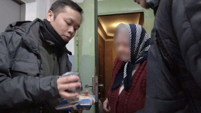 陈凯兴在乌克兰南部城市奥德萨向独居长者派发物资(photo:BBC)