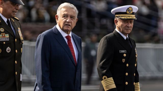 El presidente de México, Andrés Manuel López Obrador, junto a dos militares.