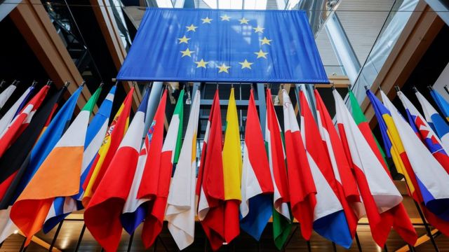 Флаги ЕС в Европарламенте во время обсуждения ситуации вокруг Польши