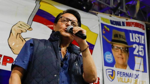 Fernando Villavicencio discursando em evento de campanha