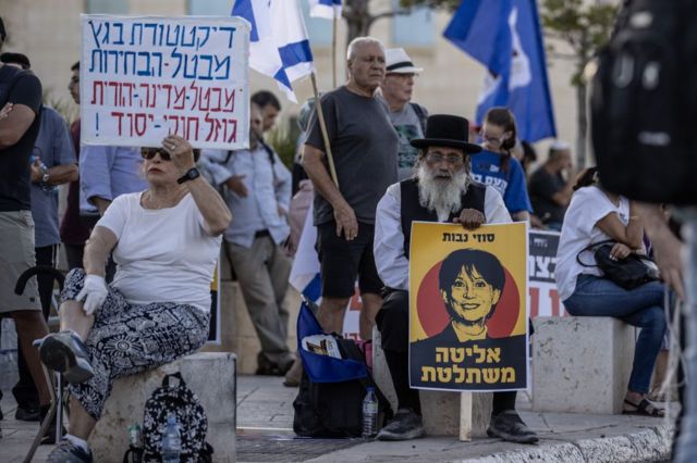 أنصار رئيس الوزراء الإسرائيلي بنيامين نتنياهو ومتظاهرون يمينيون يتجمعون خارج المحكمة العليا