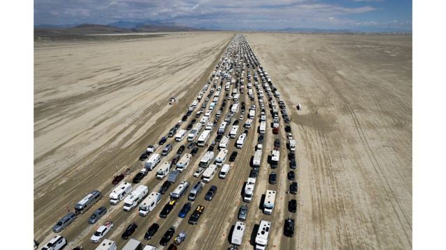 Carros intentando abandonar el festival Burning Man