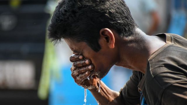 வெப்பத்தை தணிக்கும் மனிதர்