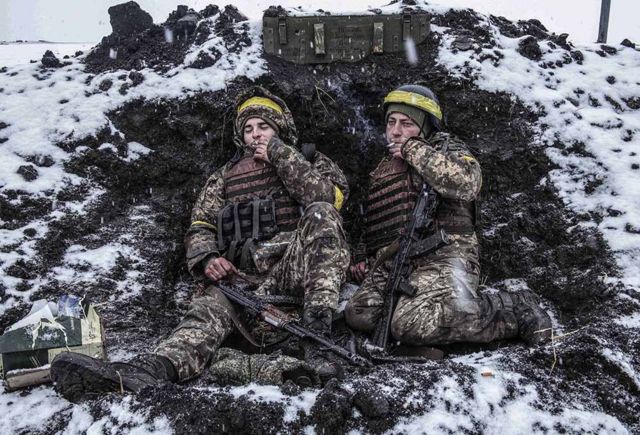 Ukrayna'da savaşı takip etmek için görevlendirilen Julian Simmonds, işgalin ikinci gününde Harkov cephesinde Ukrayna askerlerini böyle görüntüledi.