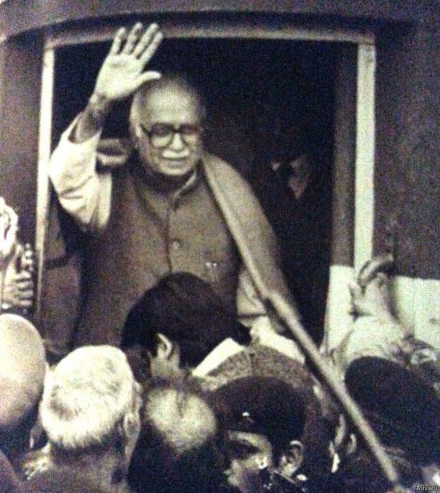 अयोध्या आंदोलन में गिरफ़्तारी के बाद दिल्ली लौटने पर.