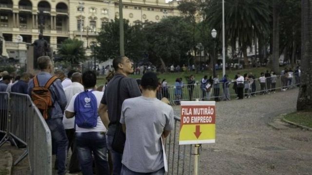 Fila de pessoas em mutirão de emprego