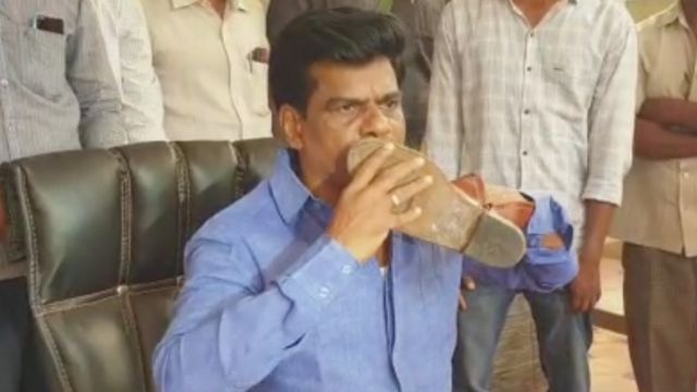 પોલીસકર્મીના બૂટને કિસ કરતા સાંસદ