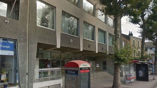 Premiê David Cameron classificou como despresível pichação xenofóbica em centro comunitário polonês