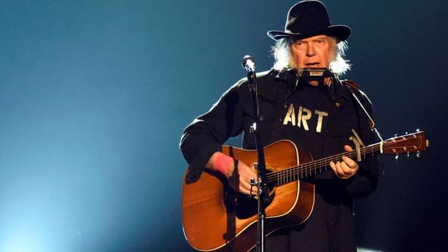Le rocker Neil Young, ici en 2015 à Los Angeles lors d'un gala à l'honneur du musicien Bob Dylan.