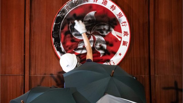 香港示威者闯入立法会，涂污区徽。