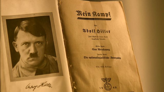 Cópia de Mein Kampf assinada pelo próprio Hitler