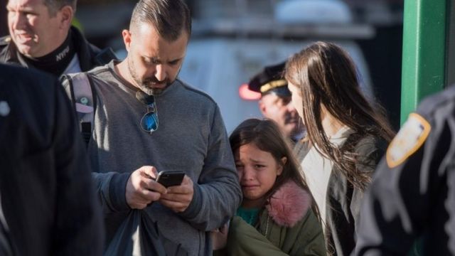 Una niña llora en el lugar donde ocurrió el ataque