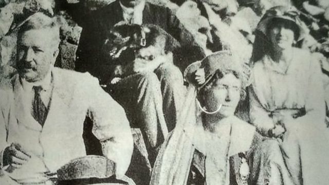 एक पिकनिक के दौरान जनरल डायर अपनी पत्नी एनी और भतीजी एलिस के साथ