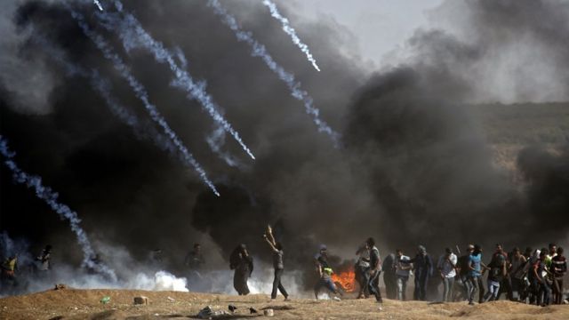 Gazze Şeridi'nde İsrail sınırına yakın bir yerde protestocular üzerine İsrail askerleri göz yaşartıcı kapsüller fırlatıyor - 2018