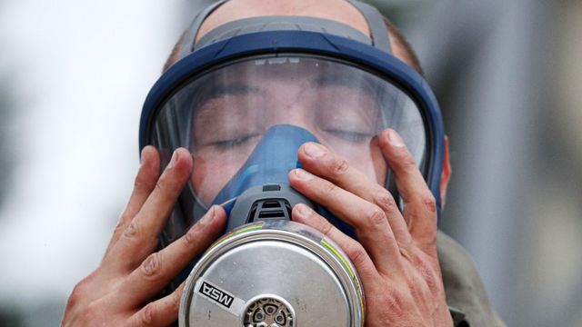 Человек в противогазе
