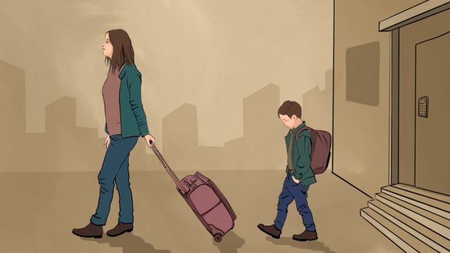 Рисунок: Женщина с сыном и чемоданом уходят из дома