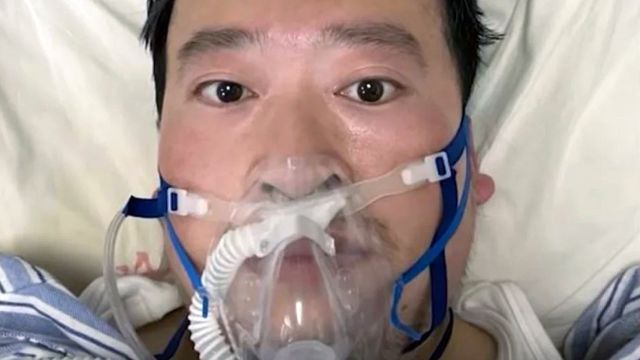 Oftalmologista Li Wenliang na cama do hospital