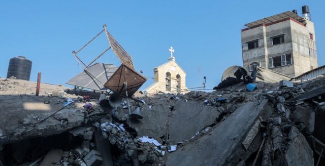 كنيسة القديس برفيريوس للروم الأرثوذكس المتضررة بعد غارة جوية على غزة