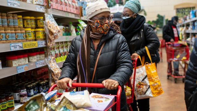 Consumidores en supermercado de EE.UU.