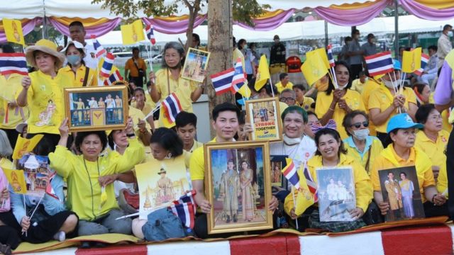 พสกนิกรชาวจังหวัดนครปฐมเป็นจำนวนมากที่ไปรอเฝ้าฯ รับเสด็จ