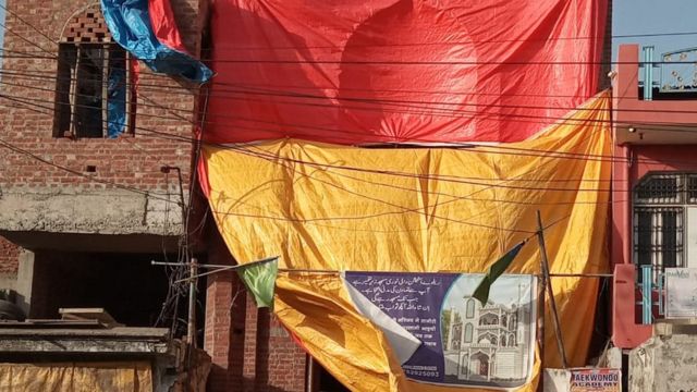 शाहजहांपुर में ढंकी हुई मस्जिद