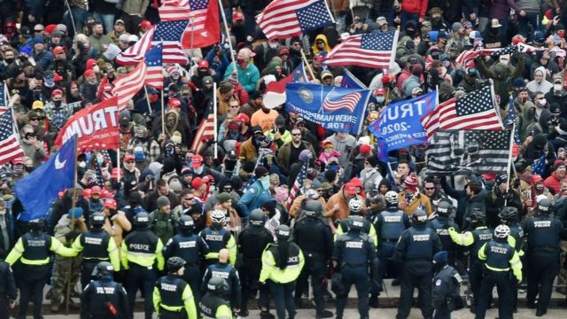 Una muchedumbre de seguidores de Trump se acerca a la barrera de seguridad policial del Capitolio