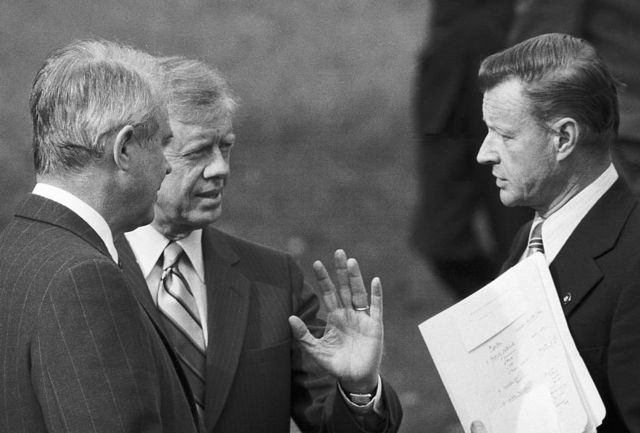Збигнев Бзежинский рядом с президентом Джимми Картером и главой госдепартамента Сайрусом Вэнсом