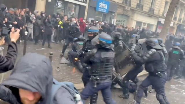 Столкновения в Париже