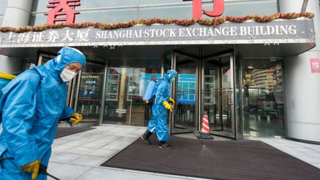 Un désinfectant est pulvérisé à l'extérieur de la bourse de Shanghai