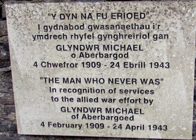 Uma placa comemora Glyndwr Michael como "o homem que nunca foi" em sua cidade natal de Aberbargoed