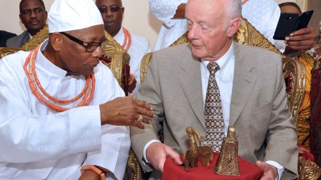 Edun Akenzua (izq.), un príncipe nigeriano con Mark Walker (der.) que sostiene dos artefactos de bronce del Reino de Benín, 20 de junio de 2014