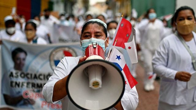 Manifestación de enfermeras en Panamá pidiendo mejores contratos tras la pandemia.