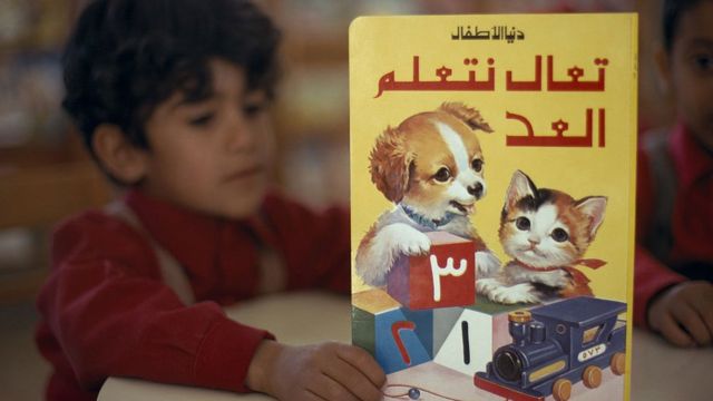 طفل في الكويت يحمل قصة