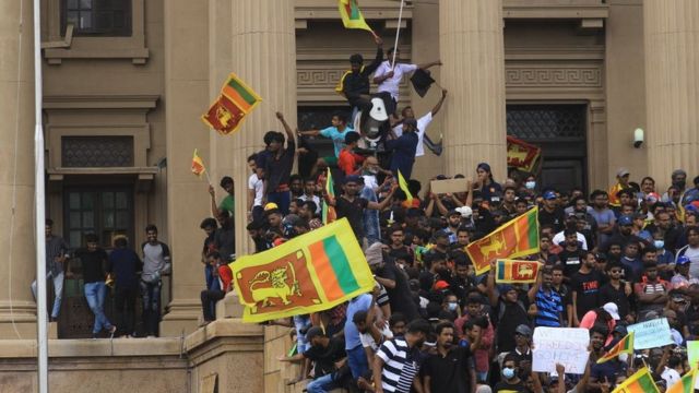 Os manifestantes gritaram slogans exigindo a renúncia e agitaram bandeiras do Sri Lanka ao entrarem no palácio presidencial.