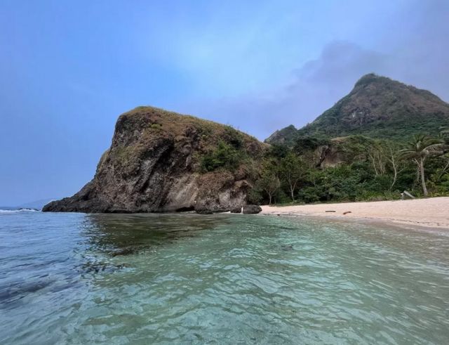 Các quần đảo xa xôi của Philippines nằm ở nơi tuyến đầu trong căng thẳng Mỹ-Trung. Cảnh bãi biển trên đảo Basco, Philippines