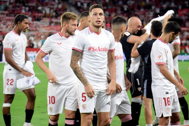 Sevilla takımının Arjantinli oyuncusu Lucas Ocampos ve diğer oyuncuların tişörtlerinde Rubiales'i hedef alan "Artık bitti" mesajı yer alıyor