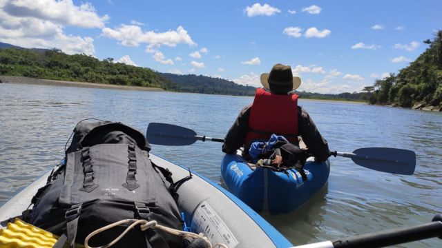 Navegando por el rio sobre kayaks inflables.